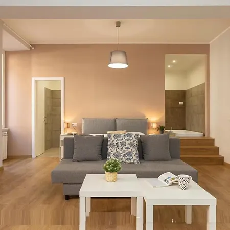 One Bedroom For Rent - Check Profile * ローマ